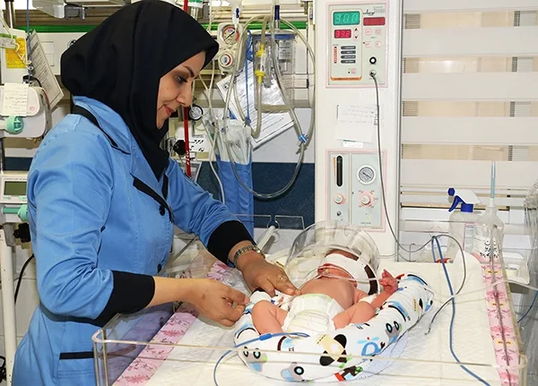 مراقبت از نوزاد در محیط درمان؛ عکس استفاده‌شده در سایت اصلی